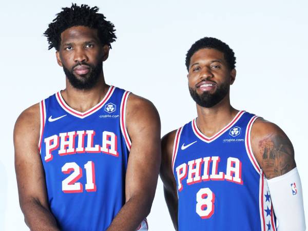 Joel Embiid (kiri) dan Paul George dalam sesi pemotretan pramusim 76ers. (Foto: AP)