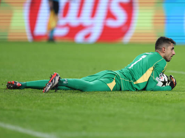 Juve Takluk dari Stuttgart, Mattia Perin Tak Bisa Sembunyikan Rasa Kecewa