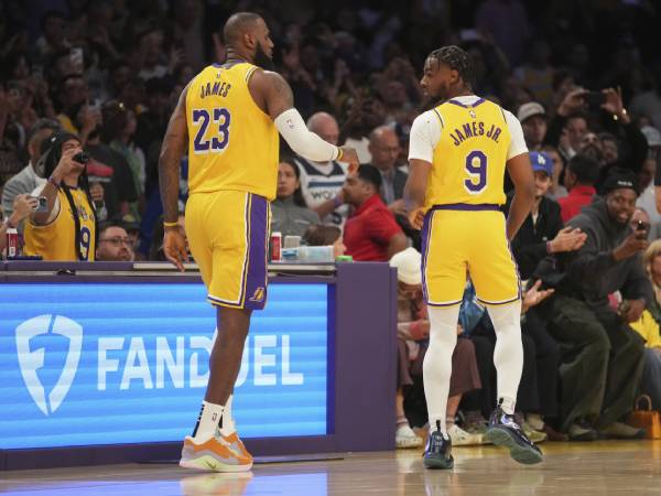 LeBron James dan Bronny masuk ke dalam pertandingan pada saat yang sama dengan waktu tersisa 4:00 di kuarter kedua. (Foto: AP)