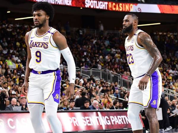 LeBron James (kanan) dan Bronny sudah bermain bersama saat pramusim Lakers. (Foto: AP)