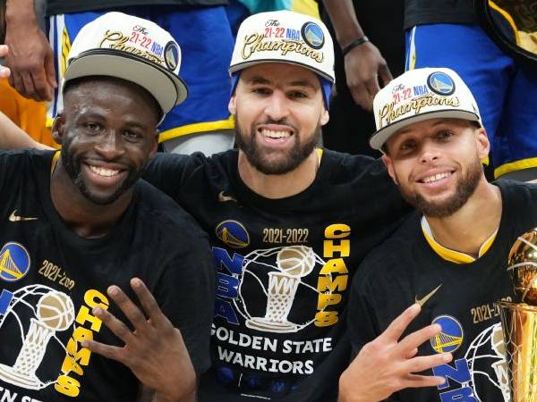 Kenangan manis Steph Curry dan Draymond Green bersama Klay Thompson setelah juara pada 2022. (Foto: AP)