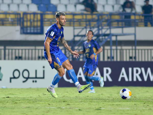 Gelandang Persib, Tyronne del Pino