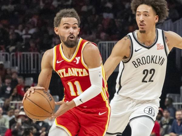 Pemain Atlanta Hawks Trae Young (kiri) mengoleksi 30 poin saat Atlanta Hawks menang 120-116 atas Brooklyn Nets pada Rabu (23/10). (Foto: AP)