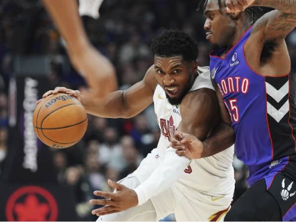 Pemain Cleveland Cavaliers Donovan Mitchell (kiri) mencetak 21 poin saat Cleveland Cavaliers membekuk Toronto Raptors 136-106 pada hari Rabu (23/10). (Foto: AP)