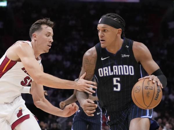 Pemain Orlando Magic Paolo Banchero (kanan) mencetak 33 poin saat Orlando Magic meraih kemenangan 116-97 atas tuan rumah Miami Heat pada Rabu (23/10) malam. (Foto: AP)