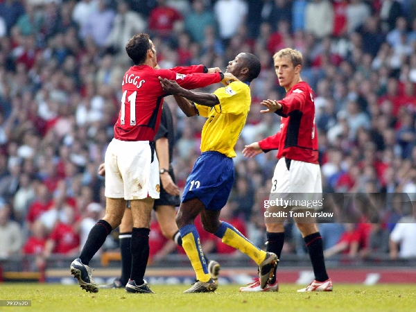 Ryan Giggs dan Lauren saling berhadapan selama pertandingan FA Barclaycard Premiership antara Manchester United vs Arsenal di Old Trafford pada 21 September 2003 di Manchester, Inggris