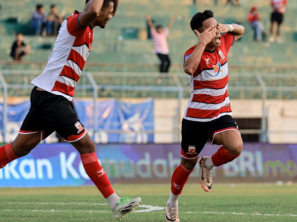 Pemain Madura United Andi Irfan merayakan gol ke gawang PSIS Semarang