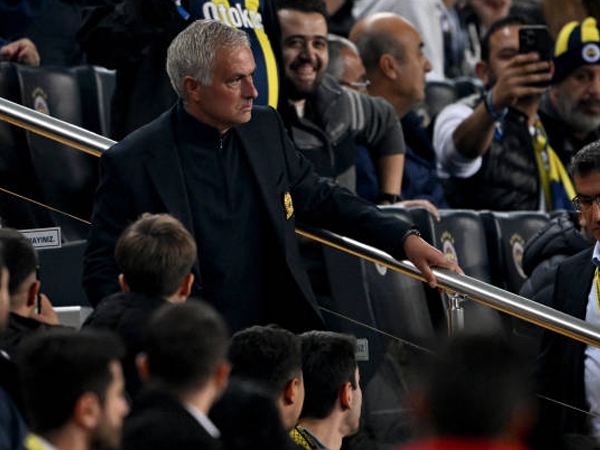 Diberi Kartu Merah, Jose Mourinho Tetap Dampingi Fenerbahce dari Tribun