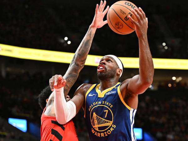 Buddy Hield (kanan) mencetak 22 poin saat Golden State Warriors menang telak 139-104 atas tuan rumah Portland Trail Blazers, Rabu (23/10). (Foto: AP)