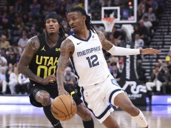 Pemain Memphis Grizzlies Ja Morant (kanan) mencatatkan 22 poin saat Grizzlies mengalahkan Utah Jazz 126-124 pada Rabu (23/10) malam. (Foto: AP)