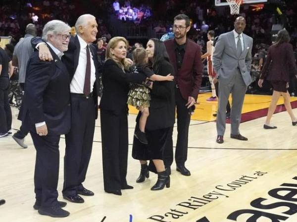 Pat Riley merangkul istrinya saat peresmian nama lapangan dengan nama dirinya. (Foto: AP)