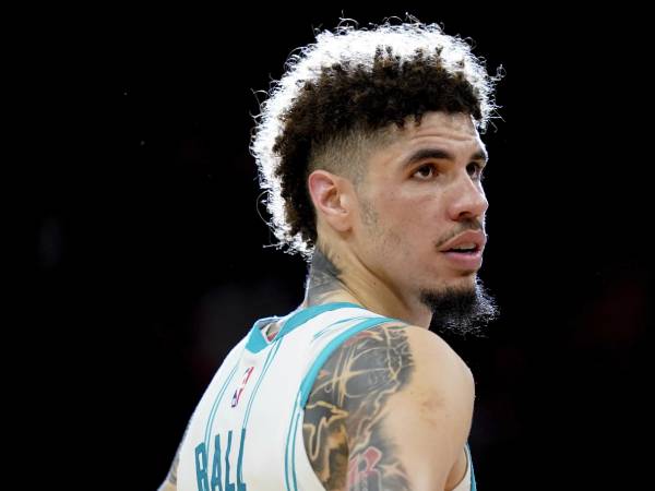 LaMelo Ball memimpin Hornets meraih kemenangan 110-105 atas Houston. (Foto: AP)