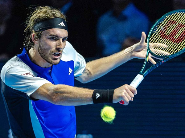 Stan Wawrinka Karam, Stefanos Tsitsipas Bertahan Di Basel