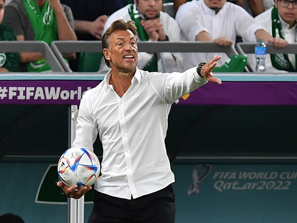 Herve Renard disebut berpeluang besar untuk kembali menangani Timnas Arab Saudi, pasca dipecatnya Roberto Mancini / via Getty Images