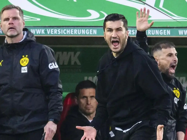 Nuri Sahin pada pertandingan Augsburg kontra Borussia Dortmund