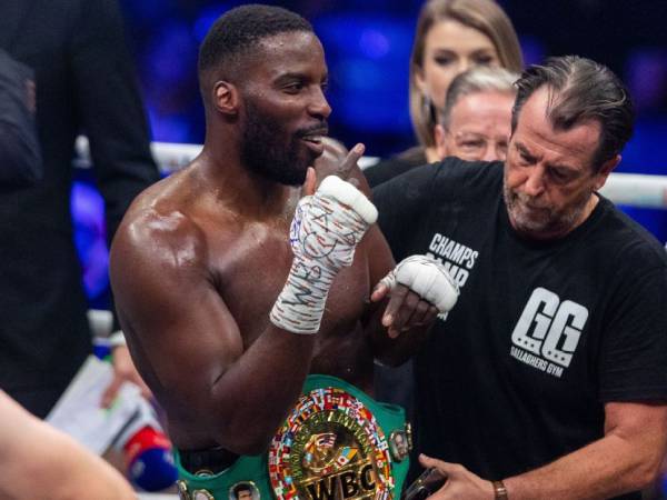 Lawrence Okolie memenangkan gelar kelas penjelajah WBO pada tahun 2020 dan sabuk kelas menengah WBC pada bulan Mei. (Foto: AP)