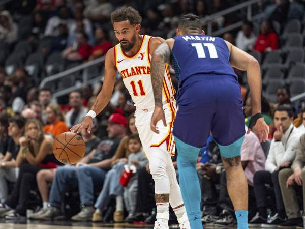 Trae Young (kiri) mencetak 38 poin saat tuan rumah Atlanta Hawks meraih kemenangan 125-120 atas Charlotte Hornets pada Jumat (25/10) malam. (Foto: AP)