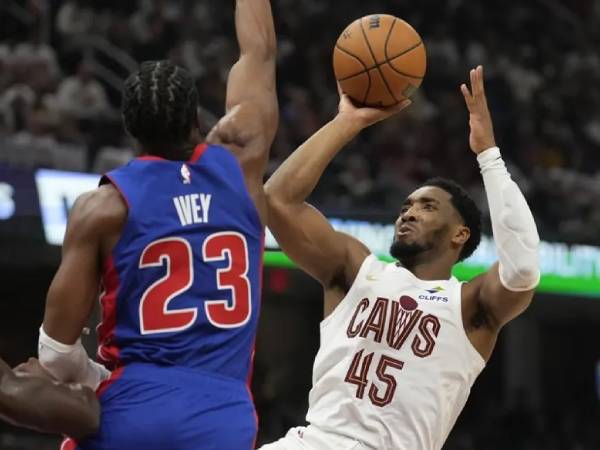 Donovan Mitchell (kanan) mencetak 19 poin saat Cleveland Cavaliers menang 113-101 atas Detroit Pistons pada Jumat (25/10) malam. (Foto: AP)