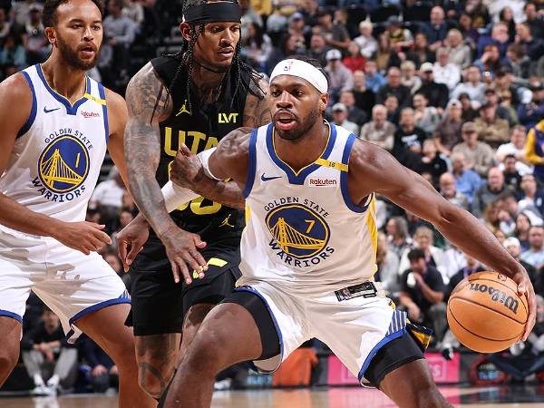 Buddy Hield (kanan) mencetak 27 poin saat Golden State Warriors melibas Utah Jazz 127-86 pada hari Jumat (25/10). (Foto: AP)