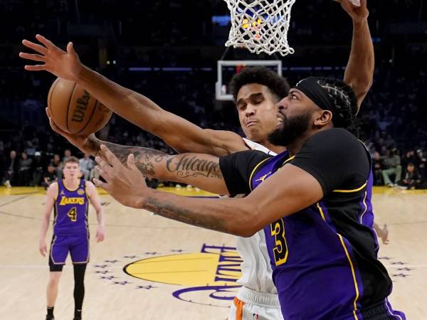 Anthony Davis mencetak 35 poin saat Los Angeles Lakers mengalahkan tim tamu Phoenix Suns 123-116 pada hari Jumat (25/10). (Foto: AP)