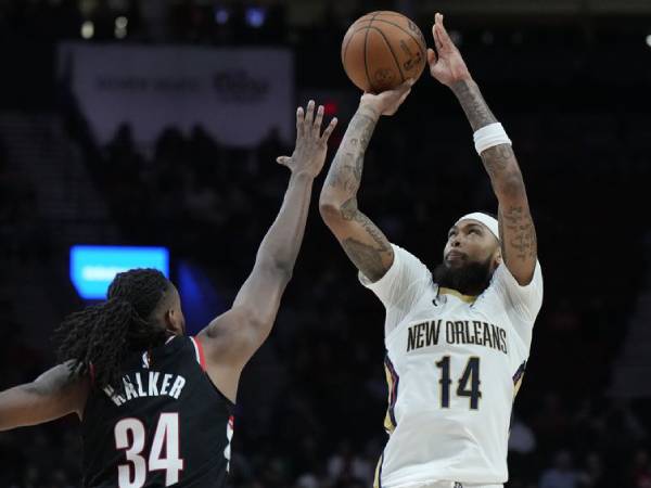 Brandon Ingram (kanan) mencetak 21 poin saat New Orleans Pelicans menang 105-103 atas tuan rumah Portland Trail Blazers pada Jumat (25/10) malam. (Foto: AP)