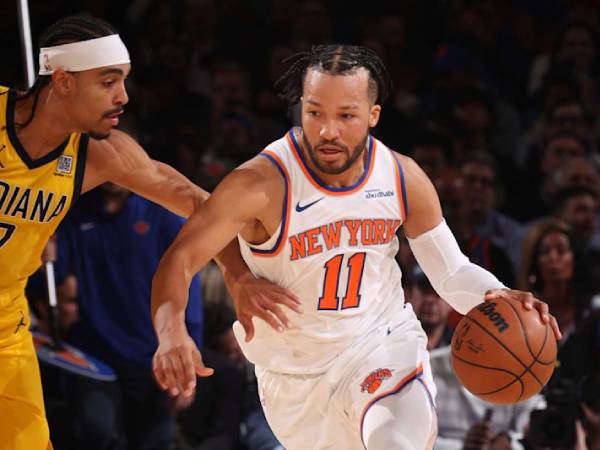 Jalen Brunson (kanan) mencetak 26 poin saat tuan rumah New York Knicks menang 123-98 atas Indiana Pacers pada Jumat (25/10) malam. (Foto: AP)