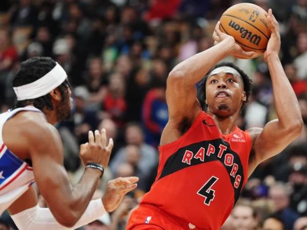 Scottie Barnes (kanan) mencetak 27 poin saat Toronto Raptors mengalahkan tim tamu Philadelphia 76ers 115-107 pada Jumat (25/10) malam.