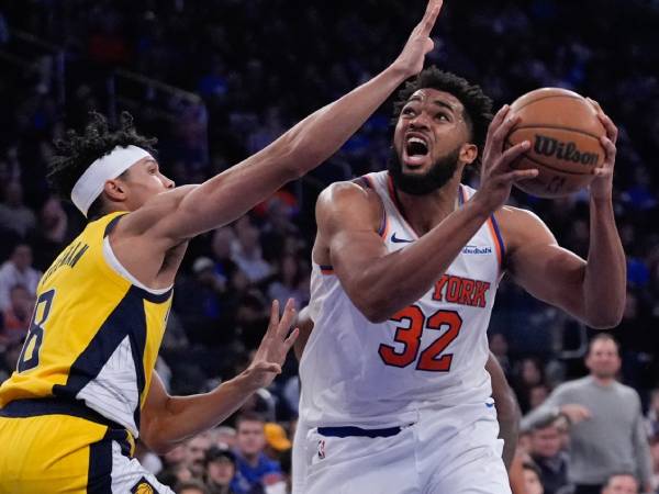 Pemain New York Knicks yang berasal New Jersey, Karl-Anthony Towns, melakoni debutnya di MSG dengan gemilang. (Foto: AP)