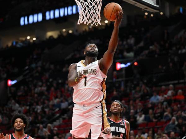 Zion Williamson mencetak 16 poin dan 11 rebound dalam penampilan perdananya sejak dibekap cedera di turnamen play-in musim lalu. (Foto: AP)