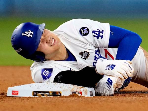 Shohei Ohtani nampak kesakitan sambil memegang lengan kirinya. (Foto: AP)