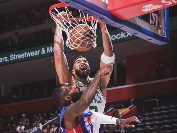 Jayson Tatum mencetak 37 poin saat Boston Celtics mengalahkan Detroit Pistons 124-118 pada Sabtu (26/10) malam. (Foto: AP)