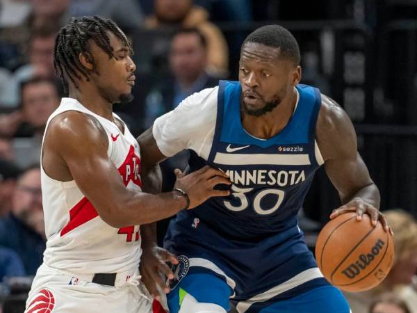 Julius Randle (kanan) mencetak 24 poin saat Minnesota Timberwolves meraih kemenangan 112-101 atas Toronto Raptors pada Sabtu (26/10) malam. (Foto: AP)