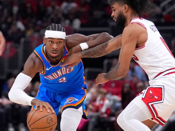 Shai Gilgeous-Alexander (kiri) mencetak 21 poin saat Oklahoma City Thunder menang 114-95 atas Chicago Bulls pada Sabtu (26/10) malam. (Foto: AP)