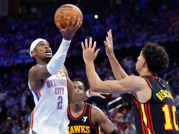 Shai Gilgeous-Alexander mencetak 35 poin saat tuan rumah Oklahoma City Thunder mengalahkan Atlanta Hawks 128-104 pada hari Minggu (27/10). (Foto: AP)