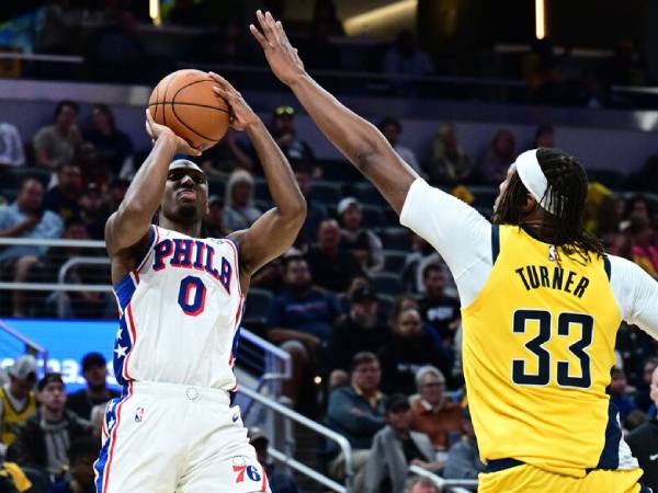 Tyrese Maxey (kiri) mencetak 45 poin saat Philadelphia 76ers mengalahkan Indiana Pacers 118-114 melalui babak overtime pada hari Minggu (27/10). (Foto: AP)