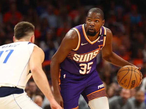 Kevin Durant mencatat 31 poin saat Phoenix Suns meraih kemenangan 114-102 atas tim tamu Dallas Mavericks pada Sabtu (26/10) malam. (Foto: AP)