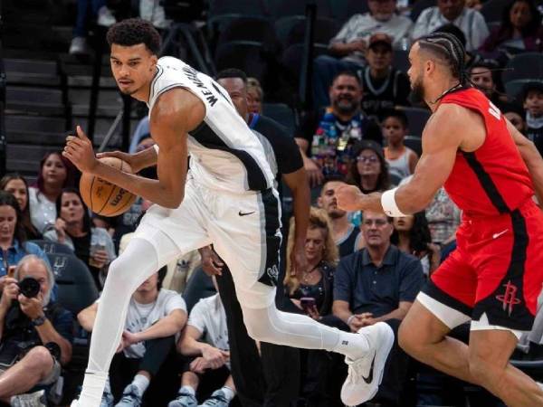 Victor Wembanyama (kanan) mencetak 29 poin saat San Antonio Spurs mengalahkan tim tamu Houston Rockets 109-106 pada hari Sabtu (26/10). (Foto: AP)