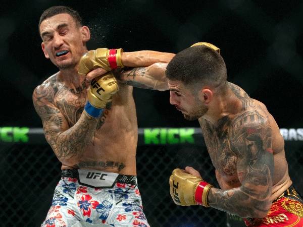 Ilia Topuria Sukses KO Max Holloway Pada Ronde Ketiga Di UFC 308