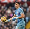 Raih Piala Yashin, Emiliano Martinez Terpilih Lagi Sebagai Kiper Terbaik