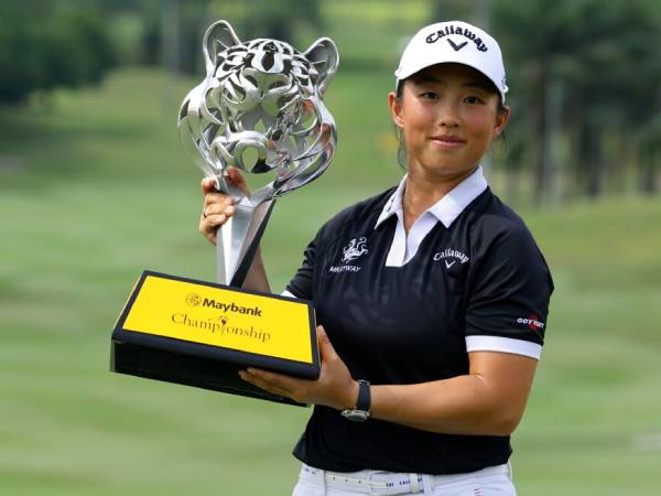 Ruoning Yin berpose dengan trofi Maybank Championship. (Foto: Golf Digest)