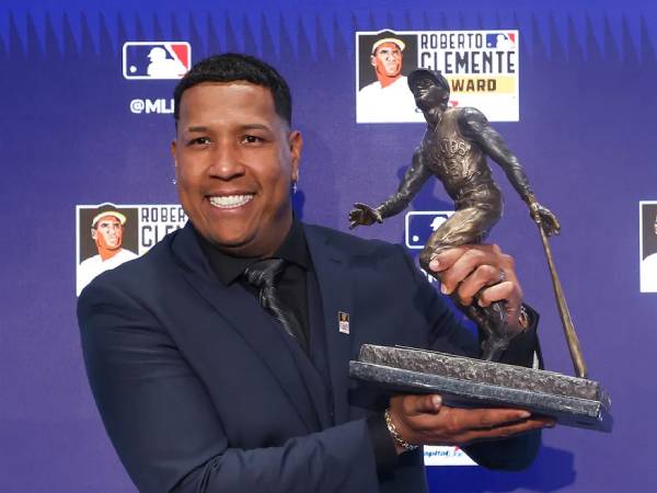 Salvador Perez berpose dengan trofi Roberto Clemente Award. (Foto: AP)