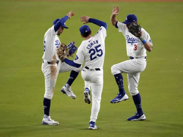 Para pemain Dodgers tampak melakukan selebrasi setelah memenangi Game 2 World Series 2024. (Foto: AP)