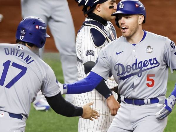 Bintang Los Angeles Dodgers, Freddie Freeman (kanan) dan Shohei Ohtani, melakukan selebrasi di Game 3 World Series 2024 versus Yankees. (Foto: AP)