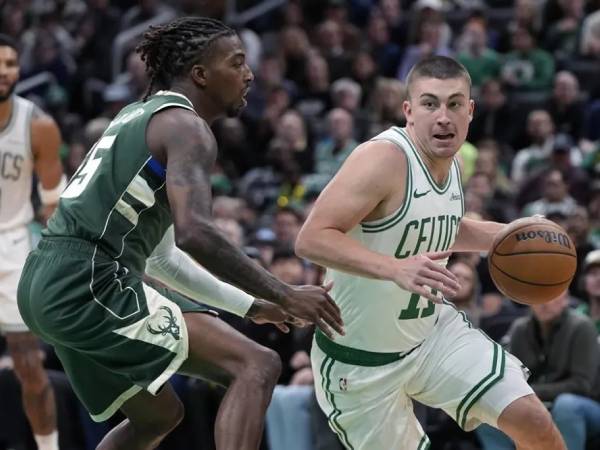 Payton Pritchard (kanan) mencetak 28 poin saat Boston Celtics menang 119-108 atas tim tamu Milwaukee Bucks pada hari Senin (28/10). (Foto: AP)