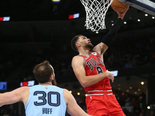 Zach LaVine (kanan) mencetak 30 poin saat Chicago Bulls meraih kemenangan 126-123 atas Memphis Grizzlies pada Senin (28/10) malam. (Foto: AP)