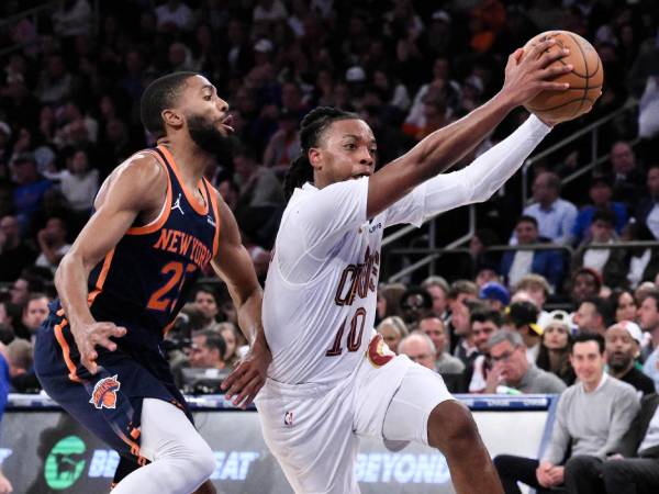 Darius Garland (kanan) mencetak 34 poin saat Cleveland Cavaliers mengalahkan New York Knicks 110-104. (Foto: AP)