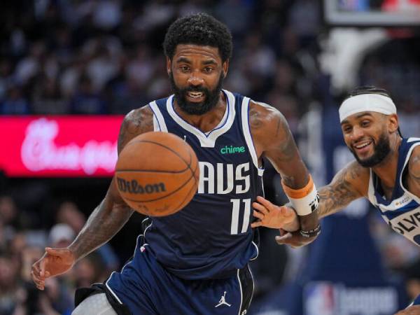 Kyrie Irving (kiri) mencetak 35 poin saat Dallas Mavericks meraih kemenangan 120-114 atas Minnesota Timberwolves pada Selasa (29/10) malam. (Foto: AP)