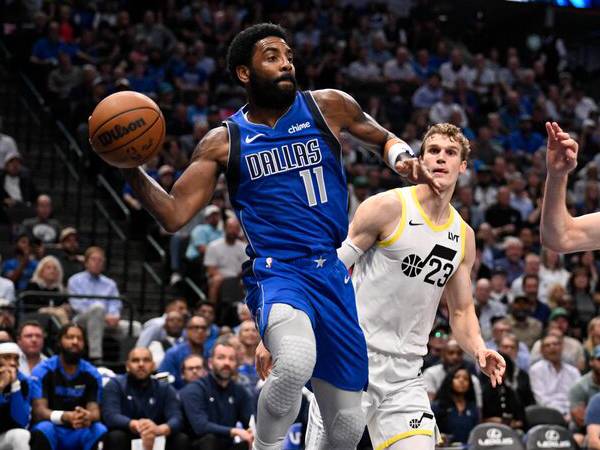 Kyrie Irving (kiri) mencetak 23 poin saat Dallas Mavericks mengalahkan Utah Jazz 110-102 pada Senin (28/10) malam. (Foto: AP)