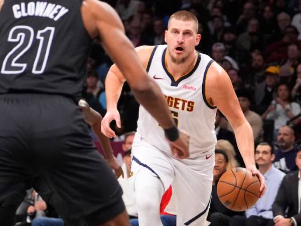 Nikola Jokic (kanan) membukukan triple double saat Denver Nuggets mengalahkan Brooklyn Nets 144-139 lewat overtime pada Selasa (29/10). (Foto: AP)