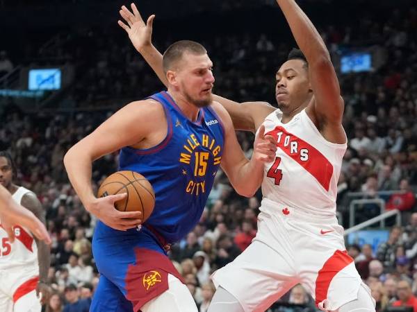 Nikola Jokic (kiri) mencetak 40 poin saat tim tamu Denver Nuggets mengalahkan Toronto Raptors 127-125 lewat overtime pada Senin (28/10) malam. (Foto: AP)